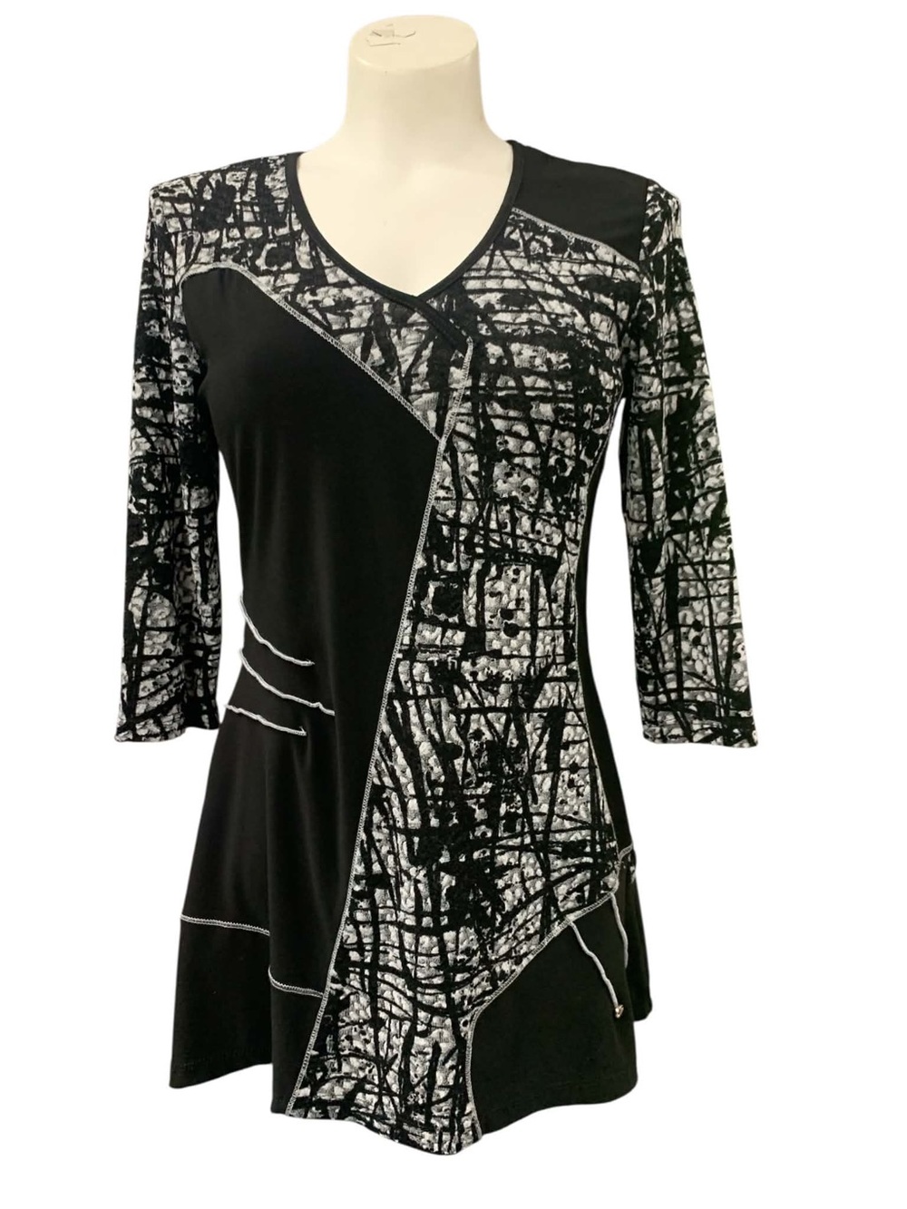 Libra Abstract Black & White V-Neck Long Sleeve Tunic Size S